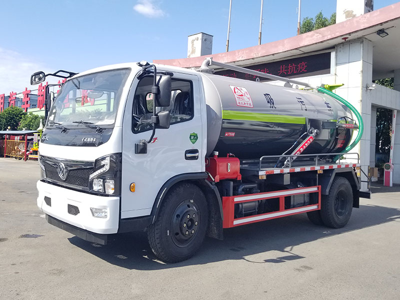 东风D7  7方  吸污车