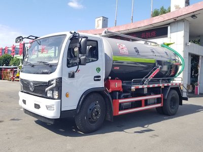 东风D7  7方  吸污车