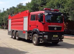 重汽汕德卡17吨泡沫消防车